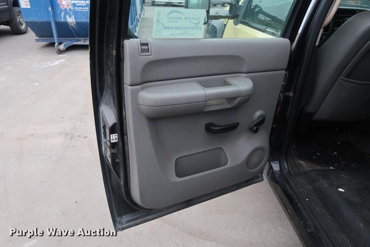 image for item DA6564 2009 Chevrolet Silverado 3500 Crew Cab flatbed pickup truck