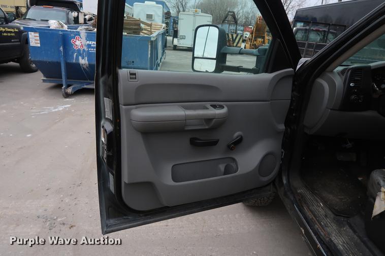 image for item DA6564 2009 Chevrolet Silverado 3500 Crew Cab flatbed pickup truck