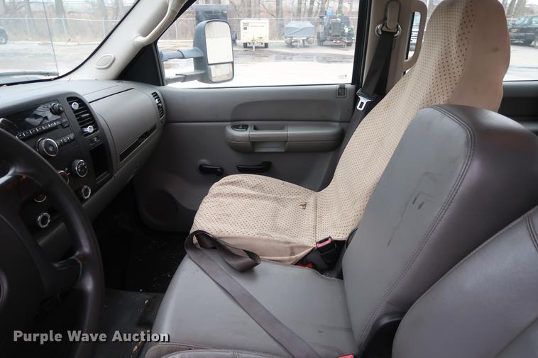 image for item DA6564 2009 Chevrolet Silverado 3500 Crew Cab flatbed pickup truck