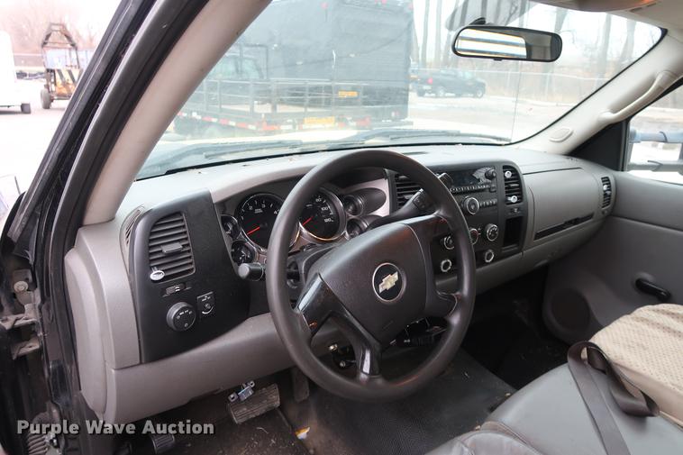 image for item DA6564 2009 Chevrolet Silverado 3500 Crew Cab flatbed pickup truck