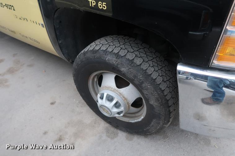 image for item DA6564 2009 Chevrolet Silverado 3500 Crew Cab flatbed pickup truck