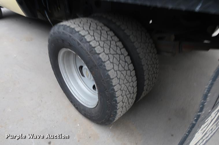 image for item DA6564 2009 Chevrolet Silverado 3500 Crew Cab flatbed pickup truck