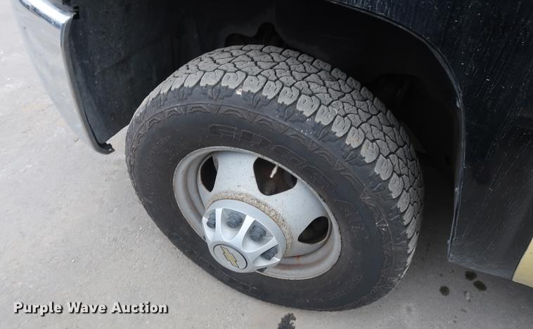 image for item DA6564 2009 Chevrolet Silverado 3500 Crew Cab flatbed pickup truck