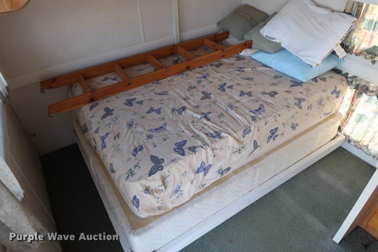 image for item DA8584 2003 Coachmen camper