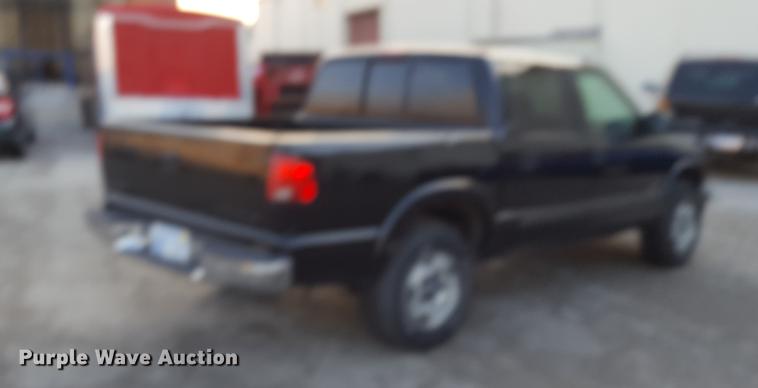 image for item DA8638 2001 Chevrolet S10 pickup truck