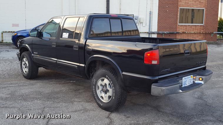 image for item DA8638 2001 Chevrolet S10 pickup truck