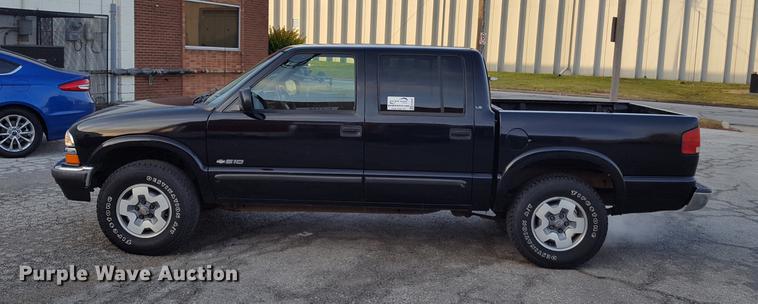 image for item DA8638 2001 Chevrolet S10 pickup truck