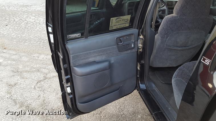 image for item DA8638 2001 Chevrolet S10 pickup truck