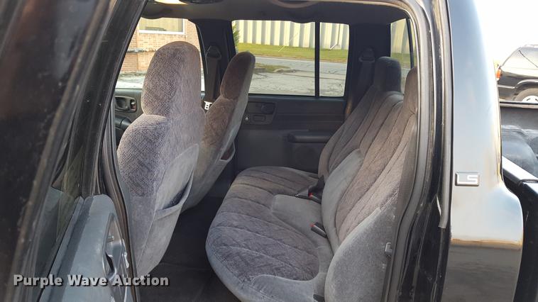 image for item DA8638 2001 Chevrolet S10 pickup truck