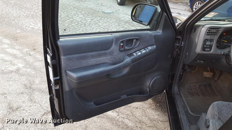 image for item DA8638 2001 Chevrolet S10 pickup truck