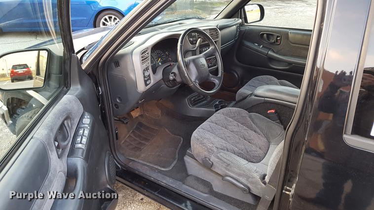 image for item DA8638 2001 Chevrolet S10 pickup truck