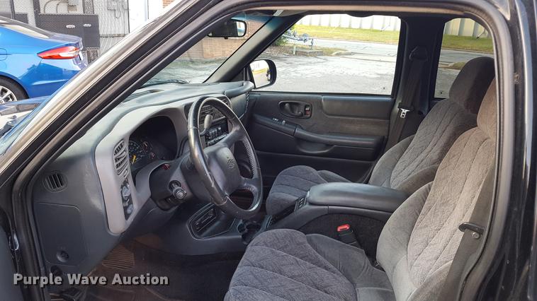 image for item DA8638 2001 Chevrolet S10 pickup truck