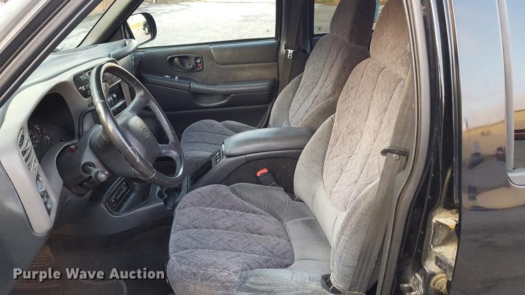 image for item DA8638 2001 Chevrolet S10 pickup truck