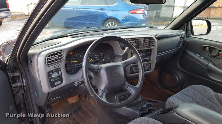 image for item DA8638 2001 Chevrolet S10 pickup truck