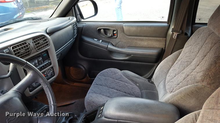 image for item DA8638 2001 Chevrolet S10 pickup truck