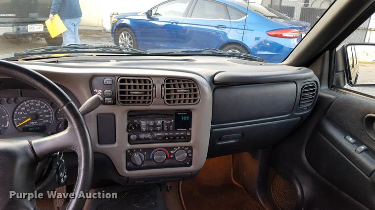 image for item DA8638 2001 Chevrolet S10 pickup truck