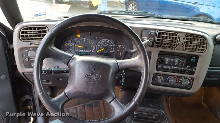 image for item DA8638 2001 Chevrolet S10 pickup truck