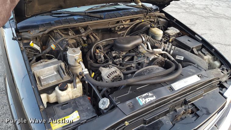 image for item DA8638 2001 Chevrolet S10 pickup truck