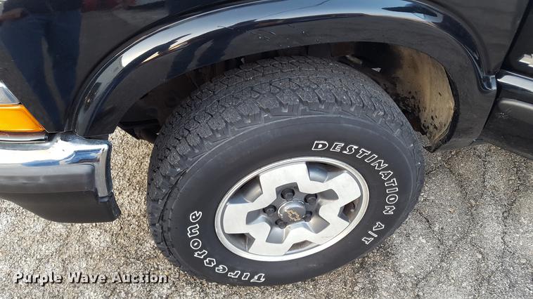 image for item DA8638 2001 Chevrolet S10 pickup truck