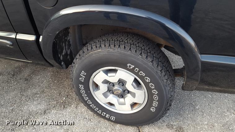 image for item DA8638 2001 Chevrolet S10 pickup truck