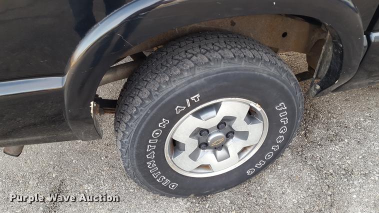 image for item DA8638 2001 Chevrolet S10 pickup truck