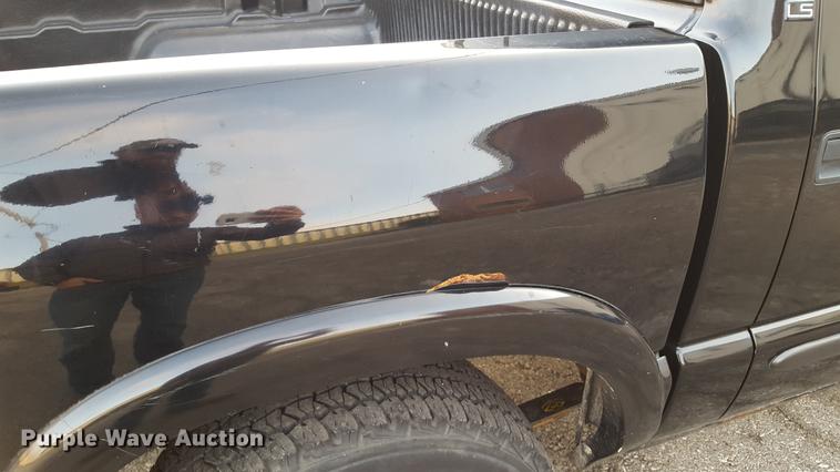 image for item DA8638 2001 Chevrolet S10 pickup truck