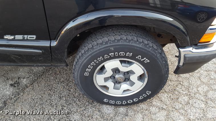 image for item DA8638 2001 Chevrolet S10 pickup truck