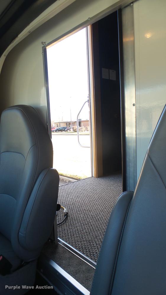 image for item DC1941 2006 Ford Econoline E450 box truck