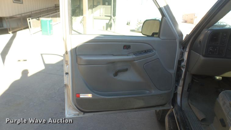 image for item DC1974 2004 Chevrolet Suburban 2500 SUV