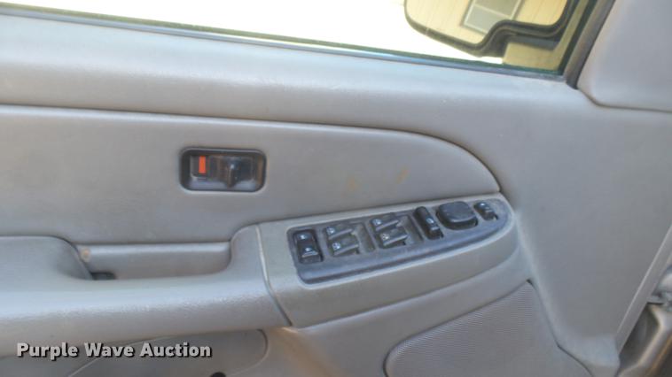 image for item DC1974 2004 Chevrolet Suburban 2500 SUV