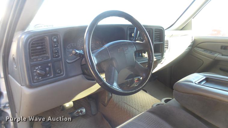 image for item DC1974 2004 Chevrolet Suburban 2500 SUV