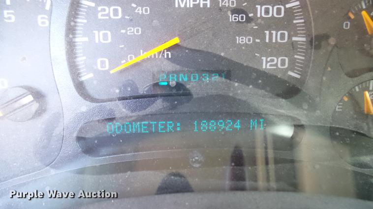 image for item DC1974 2004 Chevrolet Suburban 2500 SUV