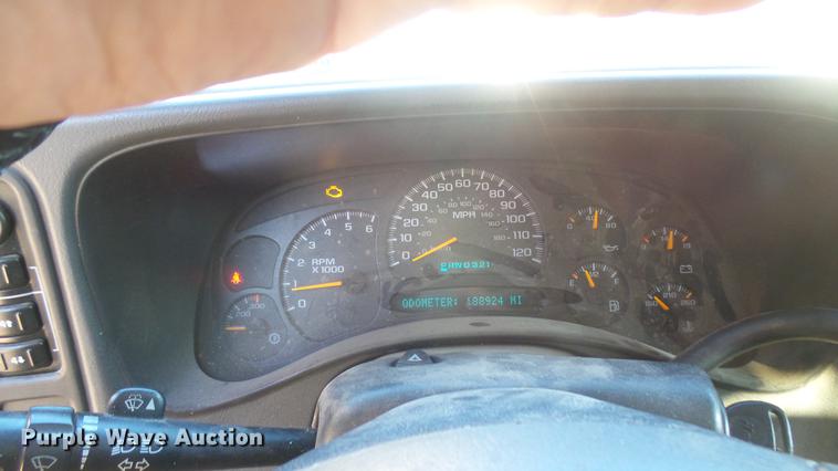 image for item DC1974 2004 Chevrolet Suburban 2500 SUV