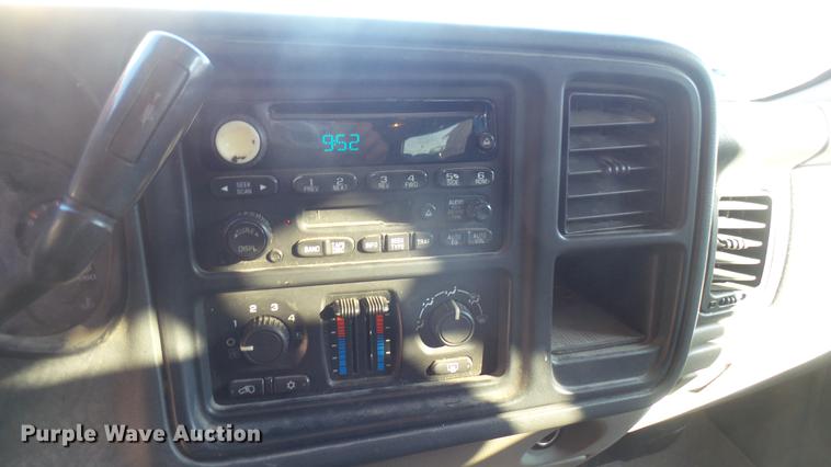 image for item DC1974 2004 Chevrolet Suburban 2500 SUV