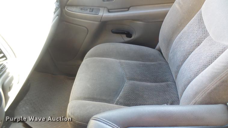 image for item DC1974 2004 Chevrolet Suburban 2500 SUV