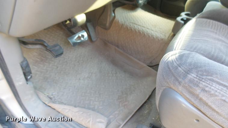 image for item DC1974 2004 Chevrolet Suburban 2500 SUV