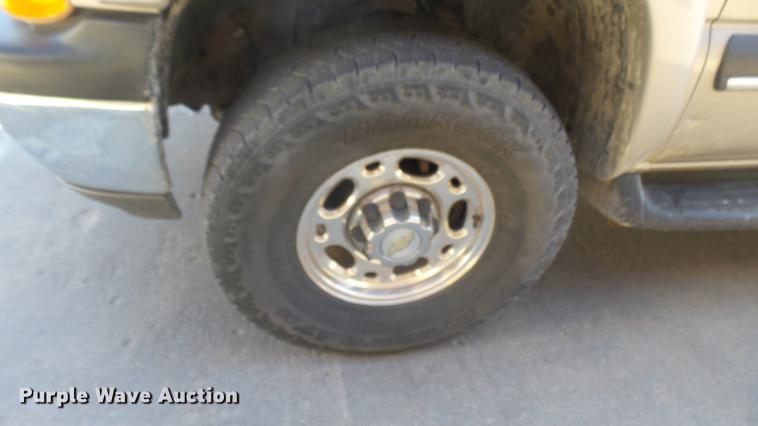 image for item DC1974 2004 Chevrolet Suburban 2500 SUV