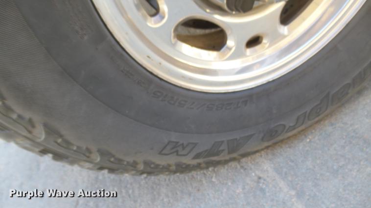 image for item DC1974 2004 Chevrolet Suburban 2500 SUV