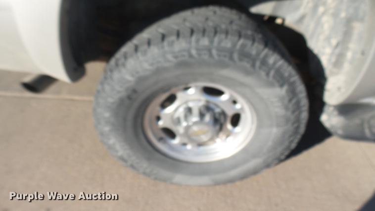 image for item DC1974 2004 Chevrolet Suburban 2500 SUV