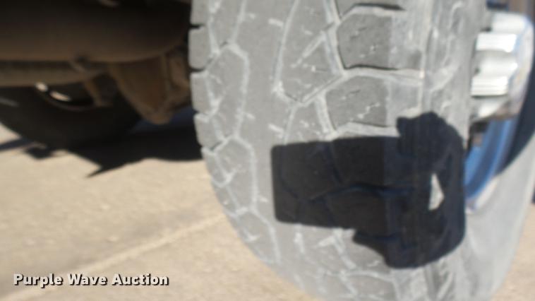 image for item DC1974 2004 Chevrolet Suburban 2500 SUV