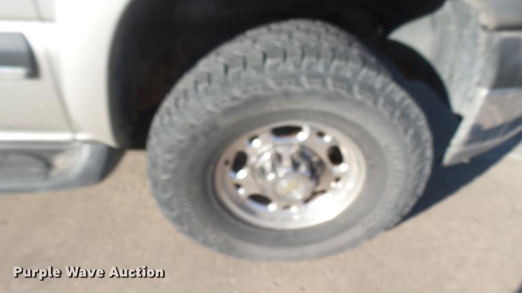 image for item DC1974 2004 Chevrolet Suburban 2500 SUV