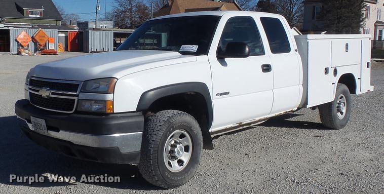image for item DC7472 2006 Chevrolet Silverado 3500 Ext. Cab pickup truck
