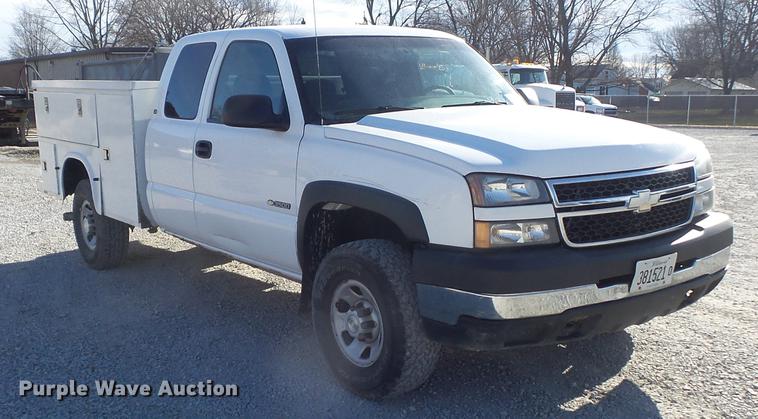 image for item DC7472 2006 Chevrolet Silverado 3500 Ext. Cab pickup truck