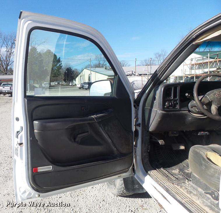 image for item DC7472 2006 Chevrolet Silverado 3500 Ext. Cab pickup truck