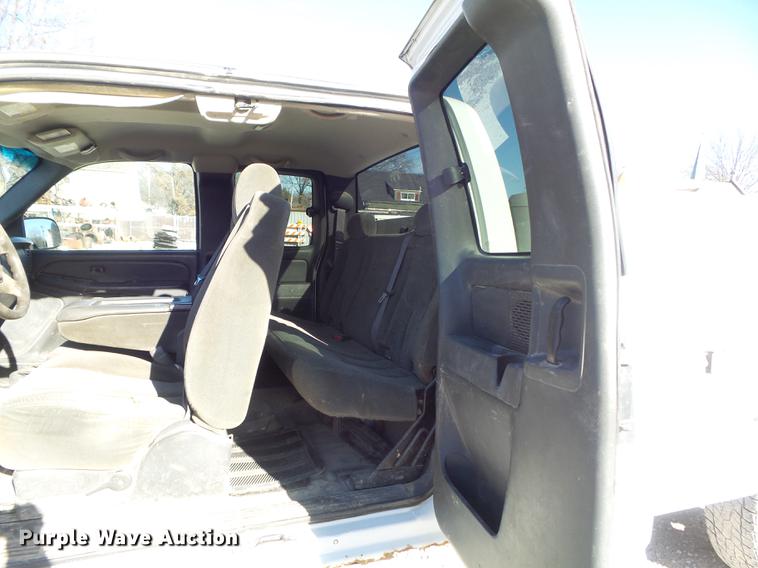 image for item DC7472 2006 Chevrolet Silverado 3500 Ext. Cab pickup truck