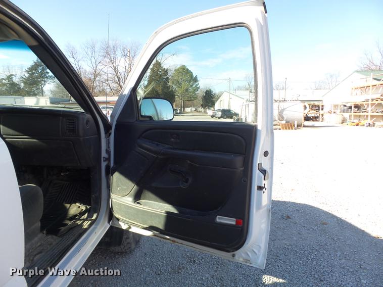 image for item DC7472 2006 Chevrolet Silverado 3500 Ext. Cab pickup truck