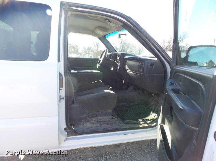 image for item DC7472 2006 Chevrolet Silverado 3500 Ext. Cab pickup truck