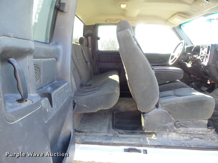 image for item DC7472 2006 Chevrolet Silverado 3500 Ext. Cab pickup truck