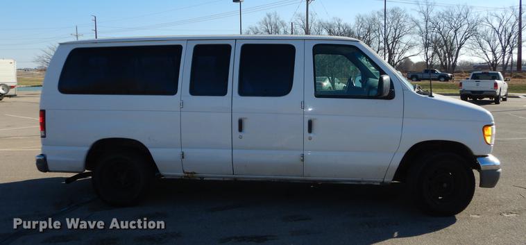 image for item J5557 2001 Ford E150 XL van