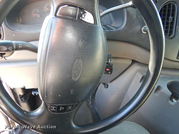 image for item J5557 2001 Ford E150 XL van